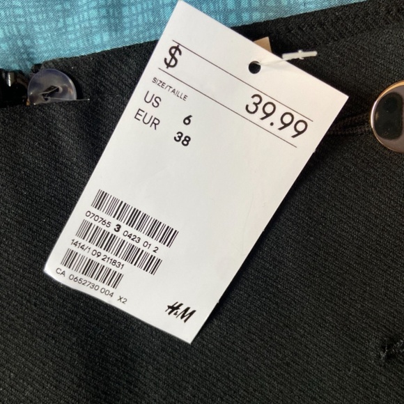H&M black short skirt - Size 6 - Picture 3 of 3